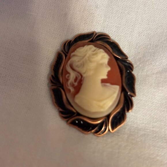 Beautiful and Unusual set of 4 Different Brooches for any occasion - Picture 10 of 16